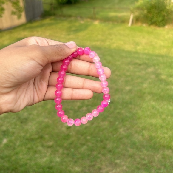 I will be selling these pink bracelets 2$ each - Picture 4 of 4
